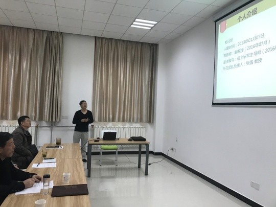 h漫
组织新进教师进行首聘期满述职汇报