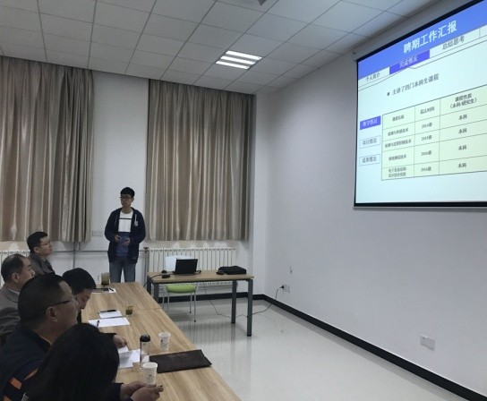 h漫
组织新进教师进行首聘期满述职汇报